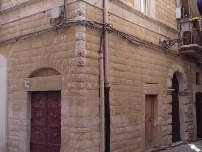 La palazzina, in pietra, � contraddistinta al piano terra da una serie di filari regolari di bugne appena sbozzate, tra le quali si aprono i vari ingressi